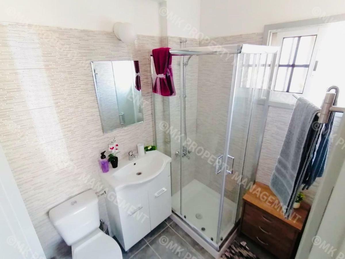 Lysia Sea-View Apartment Larnaca Bagian luar foto